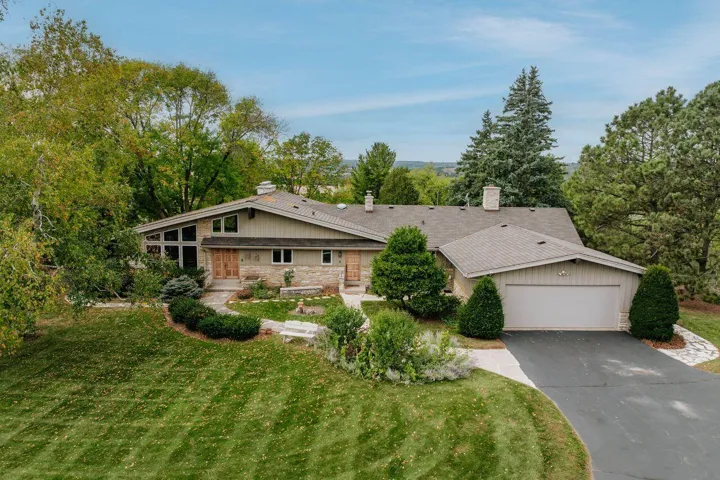 S23W27100 Shananagi Ln, Waukesha, WI 53188