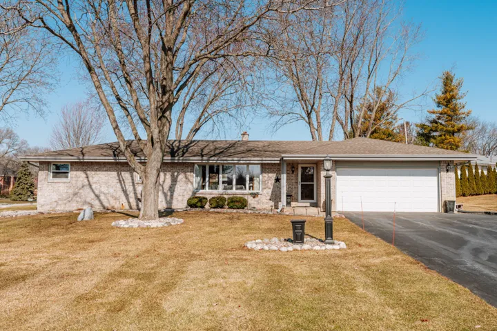 14530 Lindsay Dr, Brookfield, WI 53005
