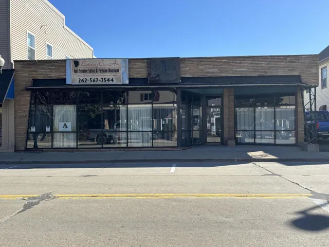 111 S Main St, Oconomowoc, WI 53066