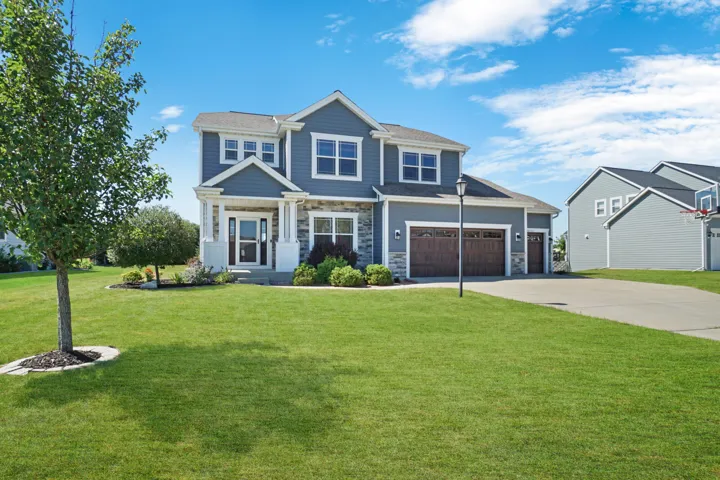 N60W13839 Weyerhaven Dr, Menomonee Falls, WI 53051