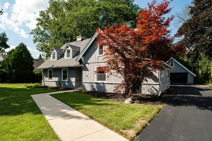 140 E Green Tree Rd, Fox Point, WI 53217