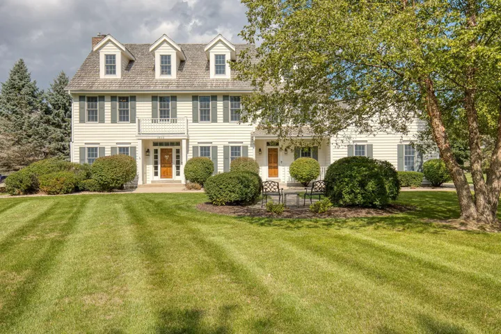 1600 Starbridge Dr, Brookfield, WI 53005