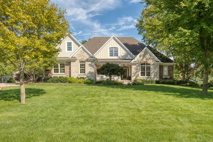 2120 Carriage Hills Dr, Delafield, WI 53018
