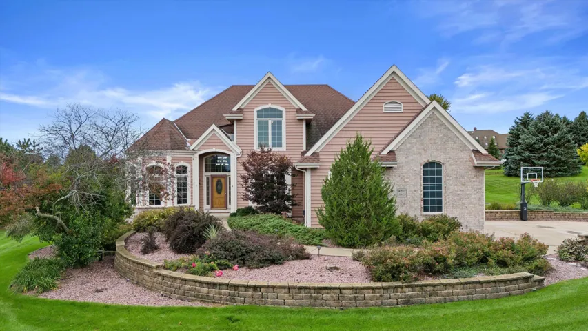 W287N921 Bedouin Ct, Delafield, WI 53188