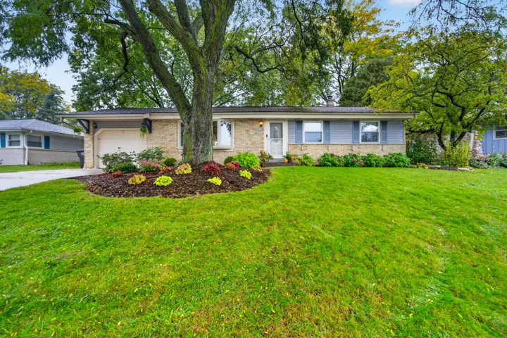 N88W17022 Elmwood Dr, Menomonee Falls, WI 53051
