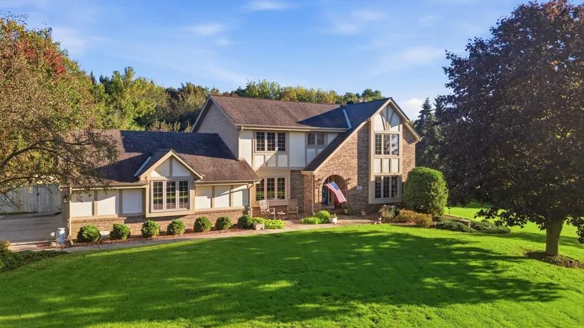 S44W23627 Amy James Dr, Waukesha, WI 53189