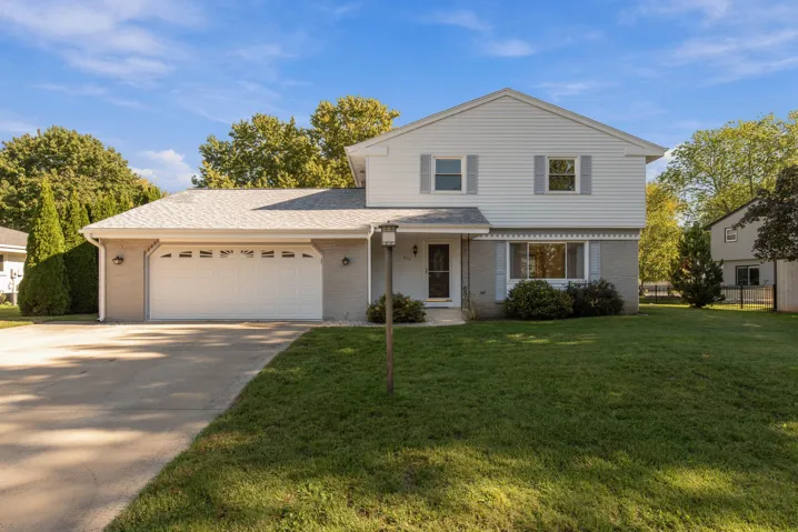 1115 Saratoga Pkwy, Oconomowoc, WI 53066