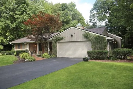 590 E Ravenswood Hills Cir, Brookfield, WI 53045