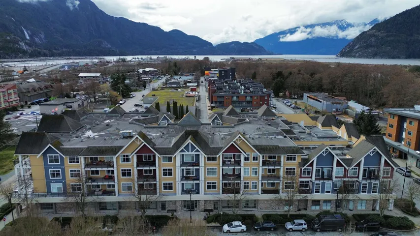 Aerial view with a mountain view