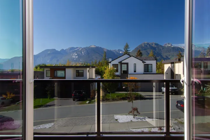 Balcony featuring a mountain view