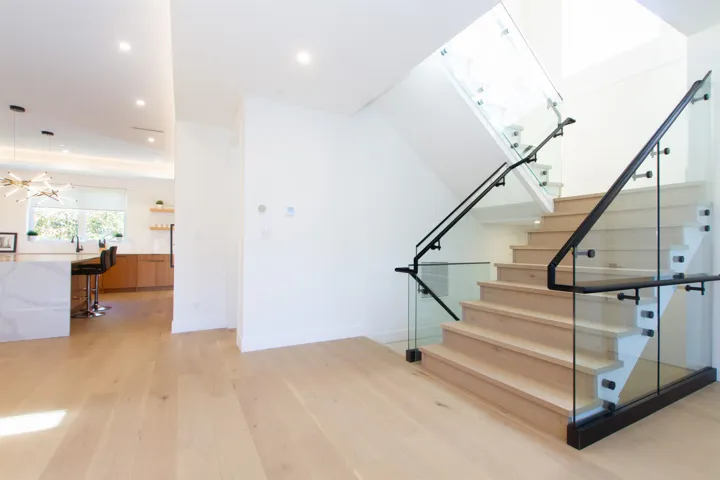 Stairs featuring wood finished floors, a chandelier, recessed lighting, and baseboards