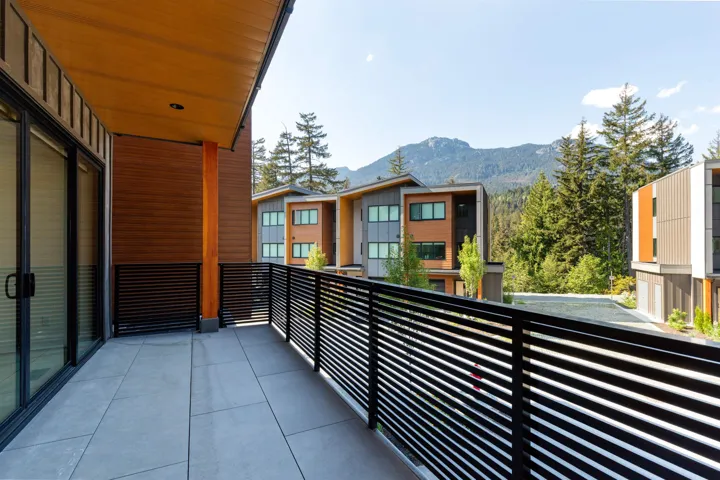 Balcony featuring a mountain view