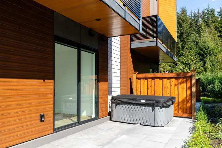 Patio / terrace with a hot tub