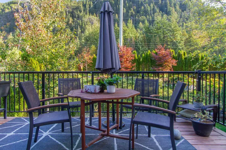 Outdoor living space from the dining room