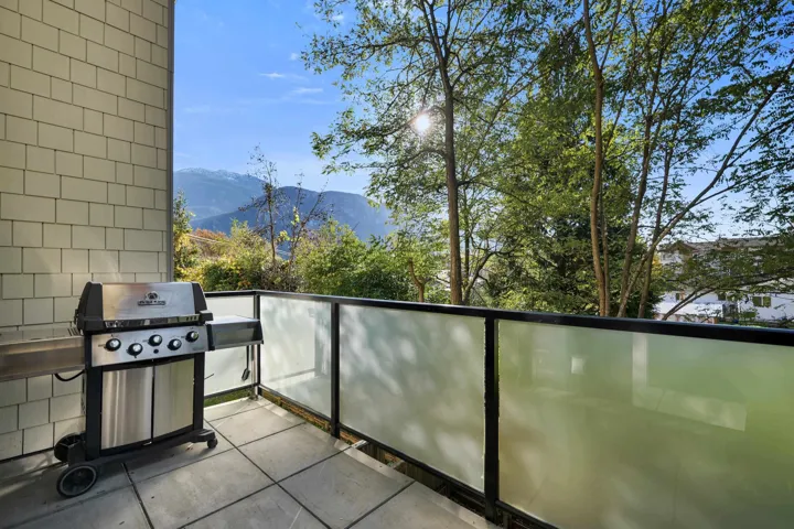 Balcony with a mountain view and area for grilling