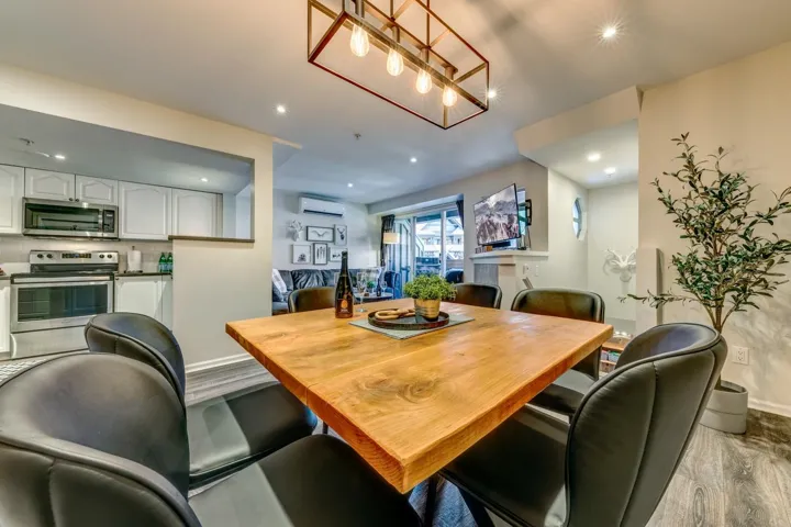 Dining space featuring baseboards, a wall mounted AC, and recessed lighting