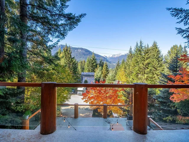 Beautiful views across the valley! Lots of natural light and summer sunsets!