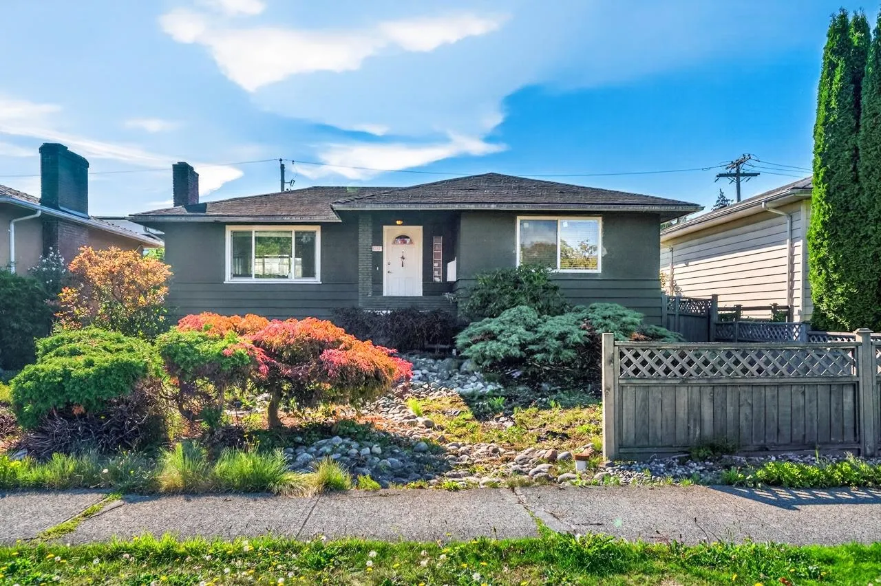 3232 W 16th Avenue, Vancouver, BC V6K 3E3