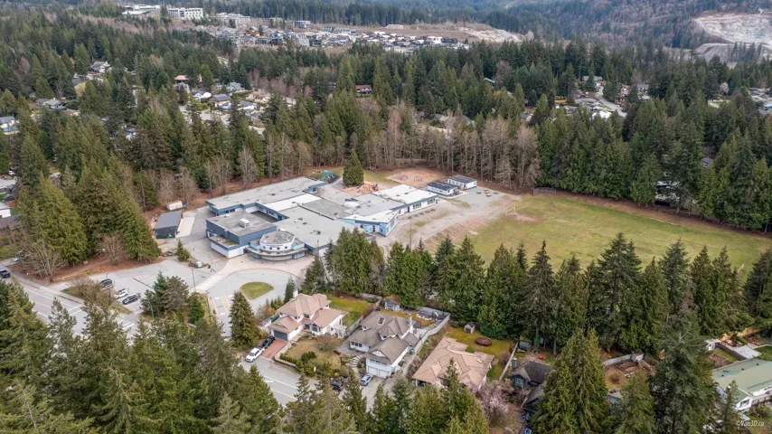 Bird's eye view featuring a forest view