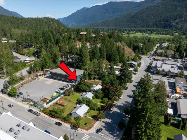 Aerial view of property's location with a mountainous background and property parcel outlined