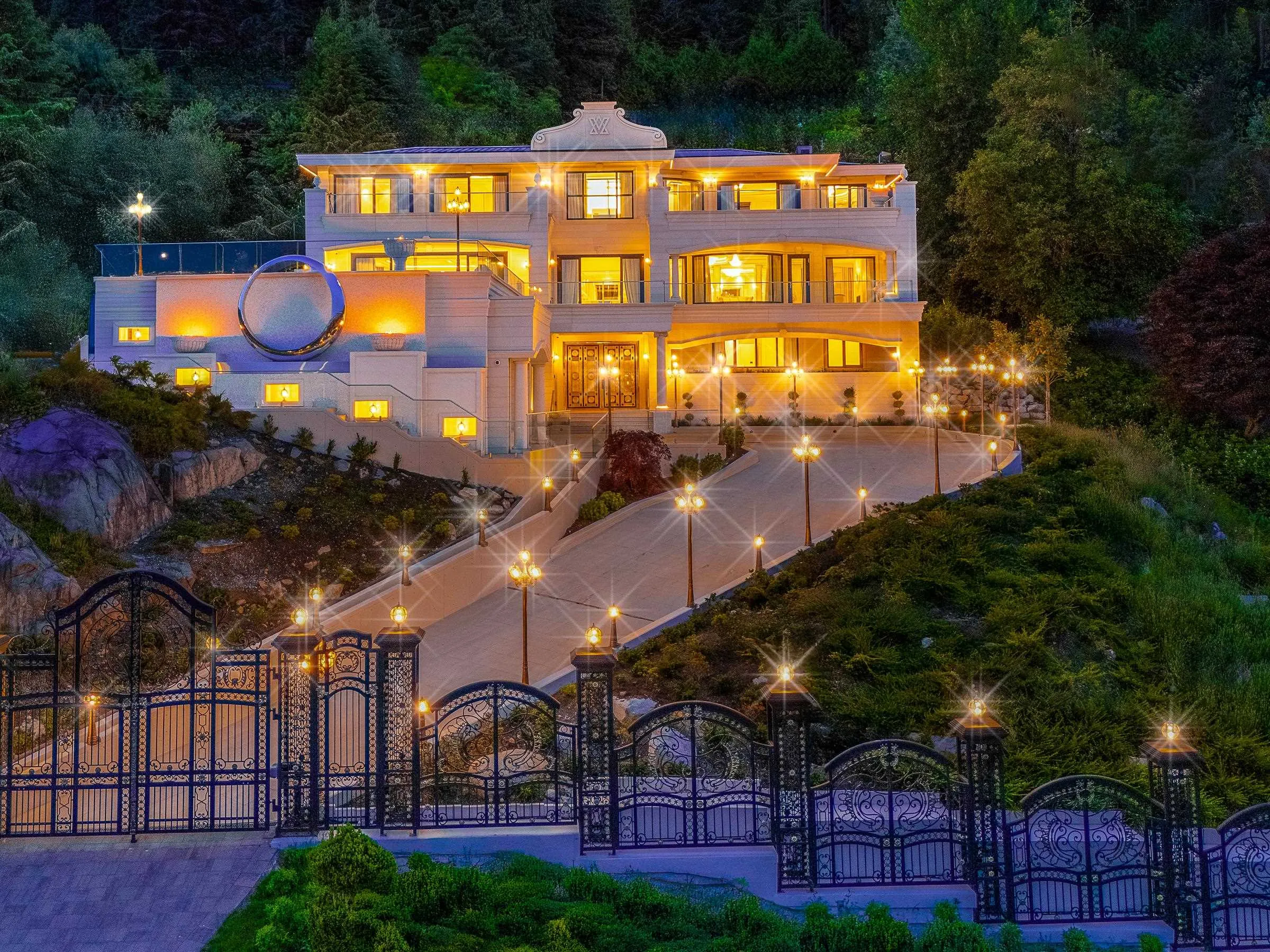 1121 Crestline Road, West Vancouver, BC V7P 3S8