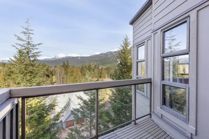 Balcony with a forest view and a mountain view