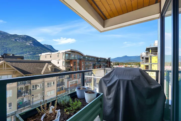 Balcony with a mountain view and a grill