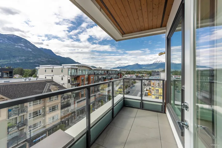 Balcony featuring a mountain view