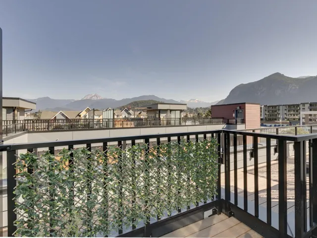 Balcony featuring a mountain view