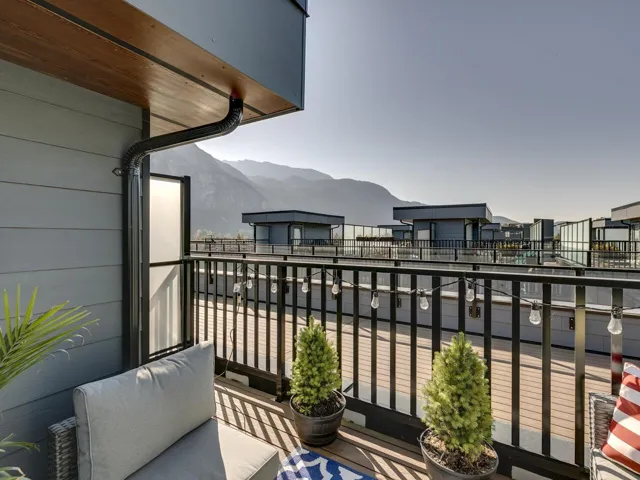Balcony featuring a mountain view