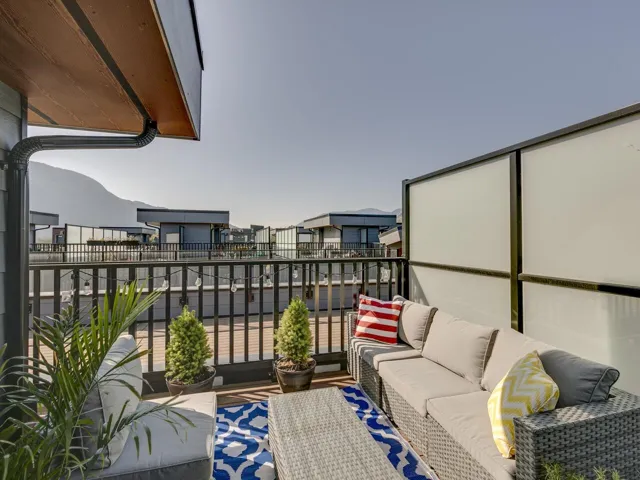 Balcony with outdoor lounge area and a residential view