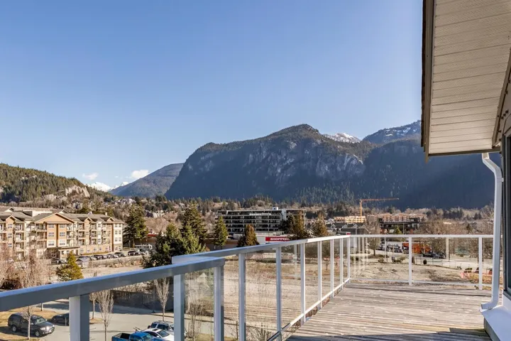 Top floor common area with stunning views.