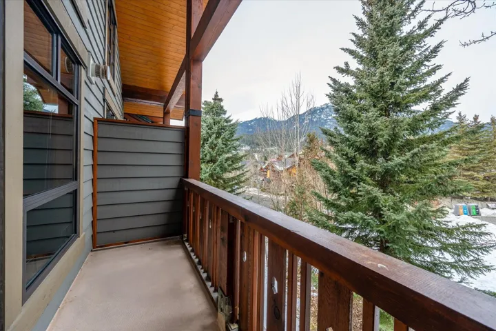 Balcony featuring a mountain view