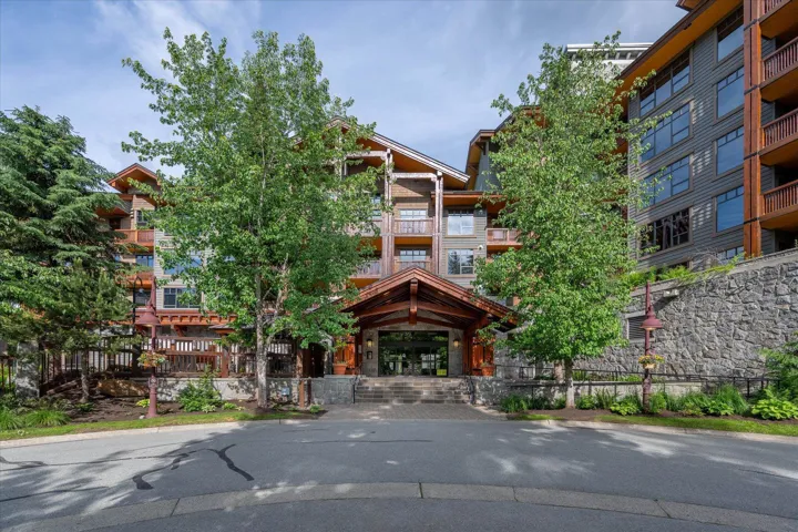 View of apartment building / complex