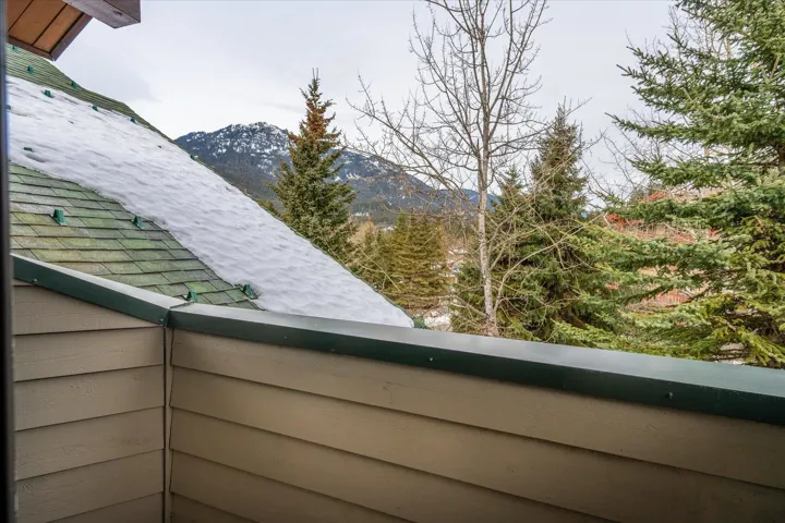 Balcony featuring a mountain view