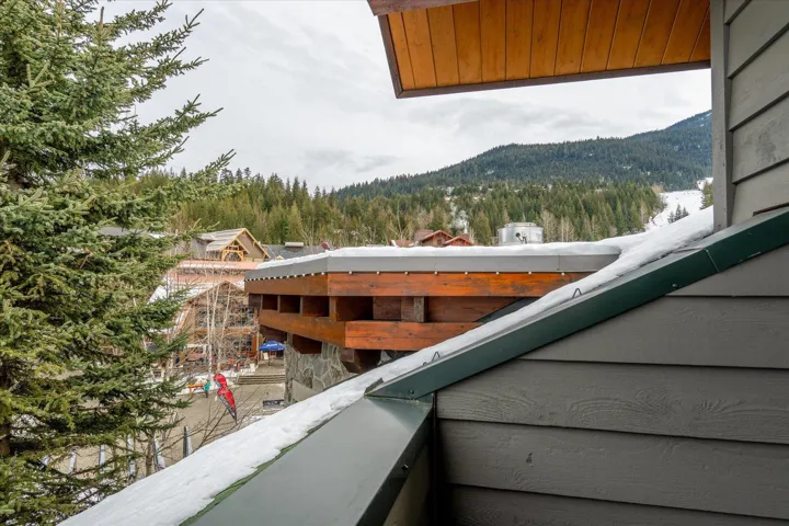 Balcony with a wooded view and a mountain view