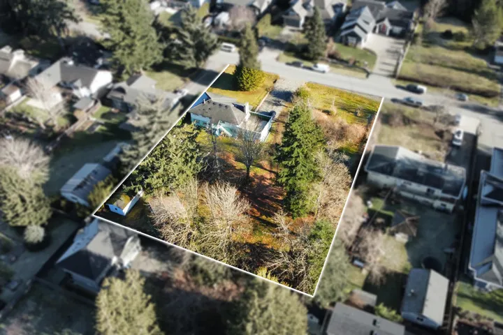 Aerial view of residential area featuring property parcel outlined