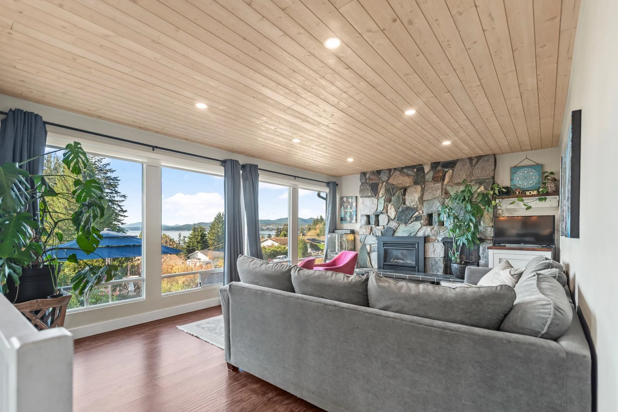 4770 Laurel Avenue, Sechelt, BC V7Z 0B4