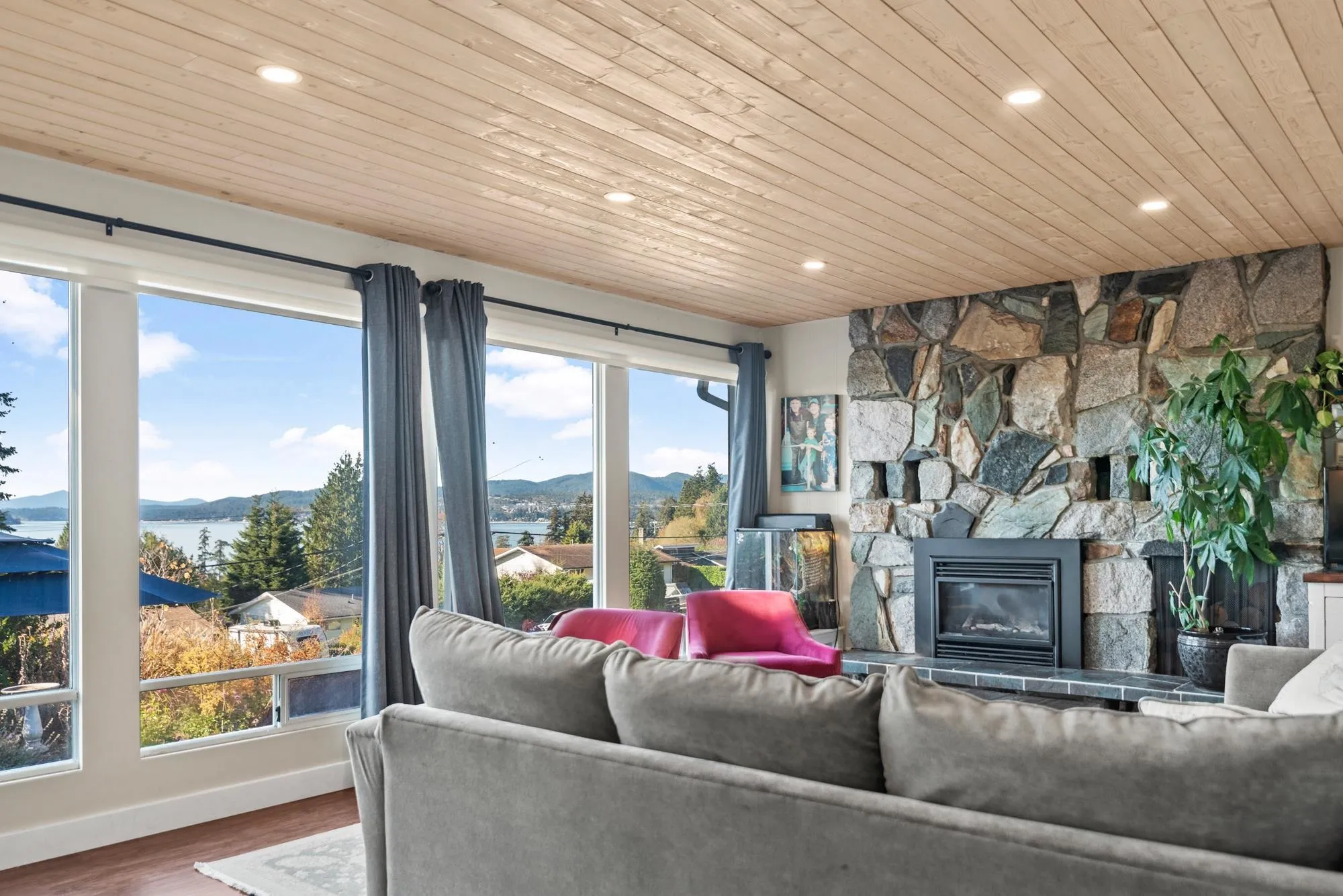 4770 Laurel Avenue, Sechelt, BC V7Z 0B4