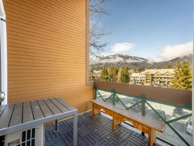 Balcony featuring a mountain view