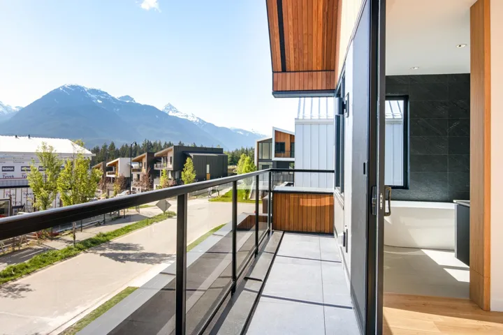 Balcony featuring a mountain view