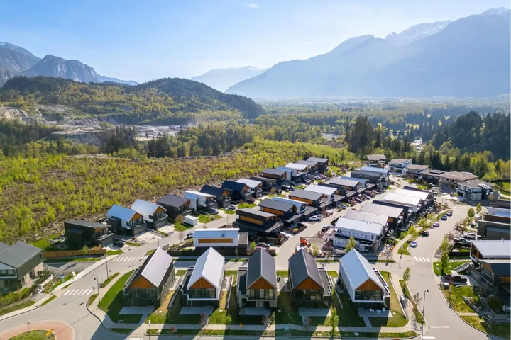 Aerial view with a mountain view, a residential view, and a view of trees