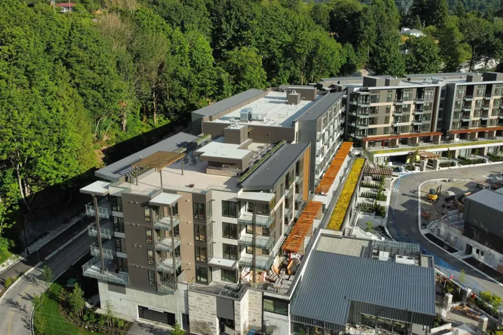 Bird's eye view of apartment complex / building