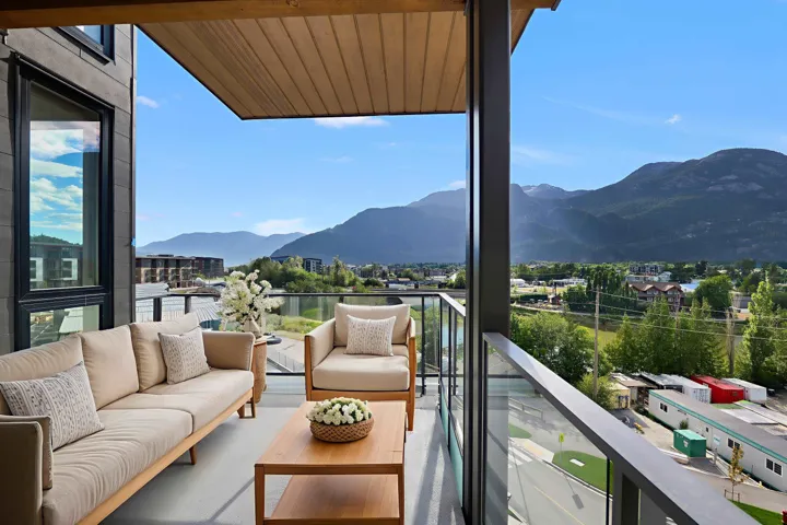 Balcony featuring a mountain view and an outdoor hangout area