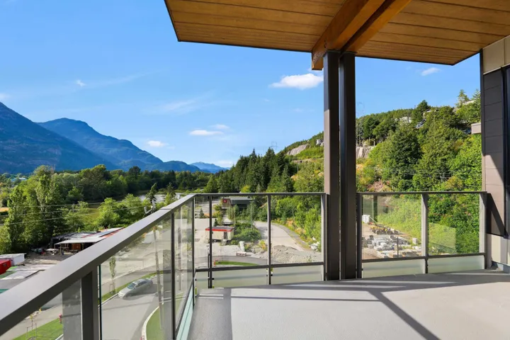 Balcony featuring a mountain view