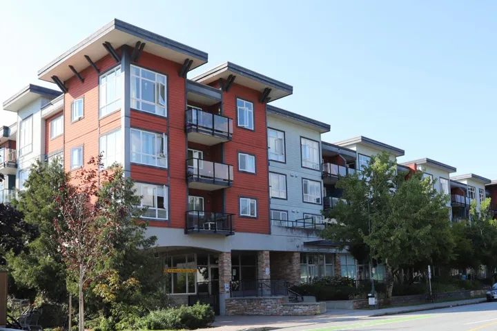 View of apartment building / complex