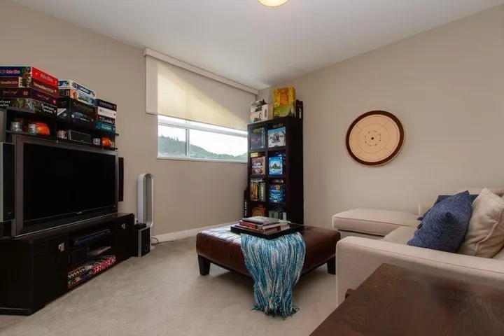 Sitting room with carpet