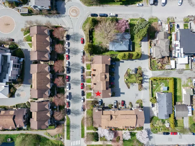 Birds eye view of property featuring a residential view