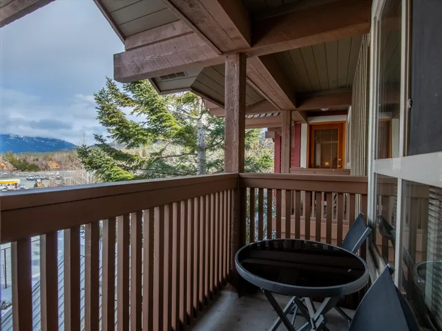 Balcony featuring a mountain view