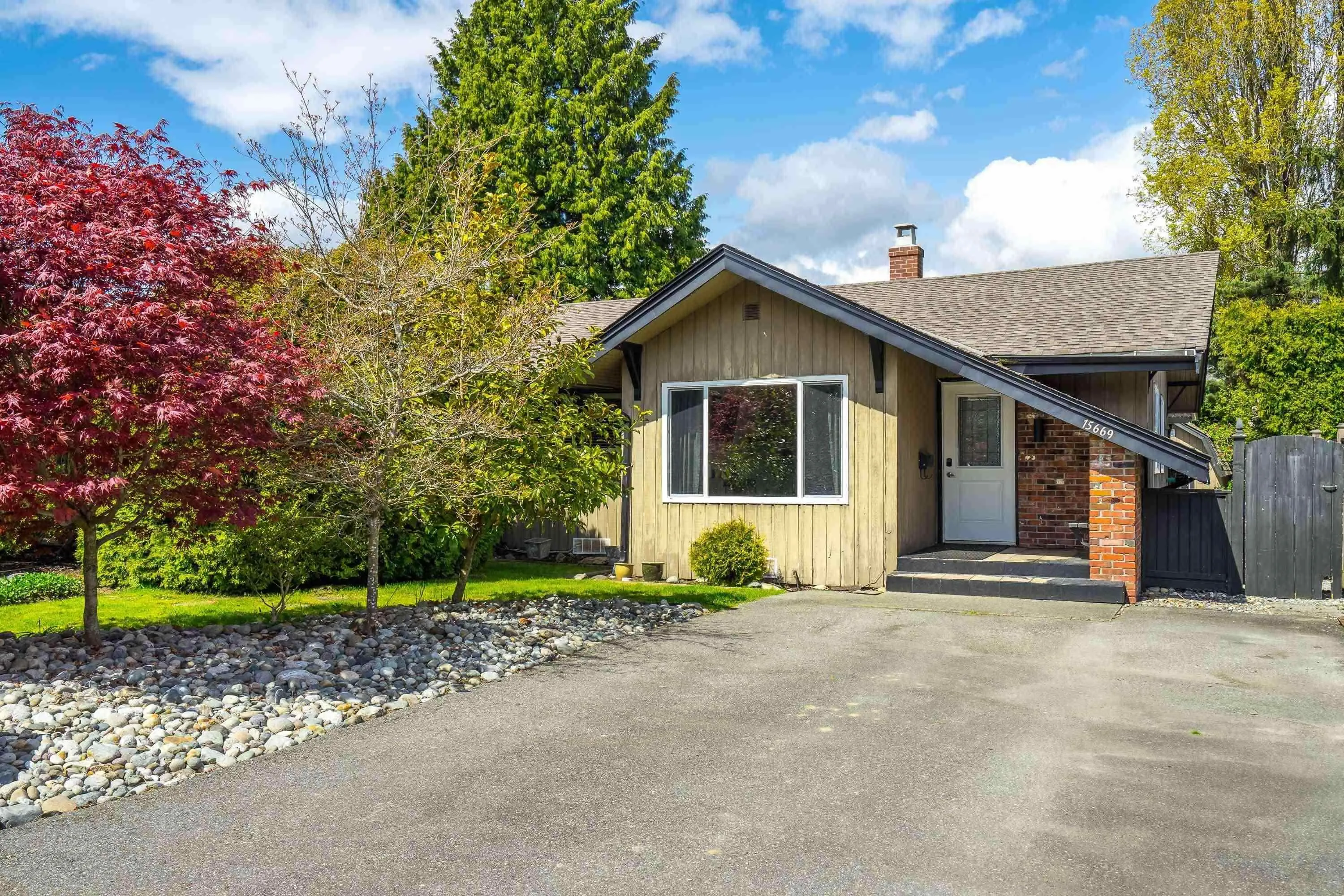 15669 20 Avenue, Surrey, BC V4A 2A7